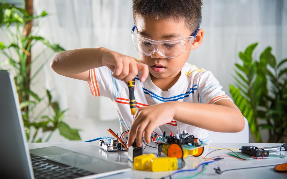 Niños en RoboStart aprendiendo robótica